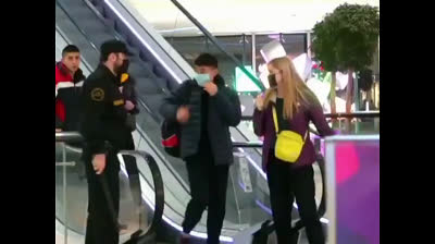 Broma en Rusia de un guardia de seguridad que te golpea si no llevas la mascarilla