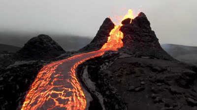 Un incroyable vol de drone au-dessus d'un volcan en éruption