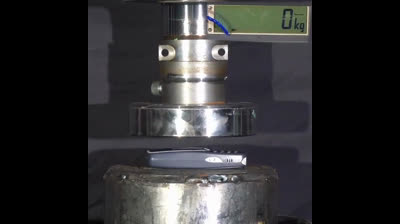 Nokia 3310 aplastado por una presa hidráulica