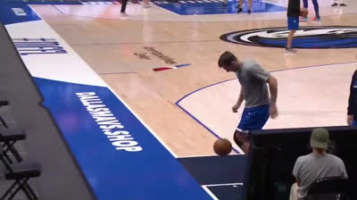 Luka Doncic dando toques a un balón y después mete un triple