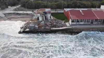 El temporal arrasa la playa Babilonia en Guardamar del Segura (Alicante)
